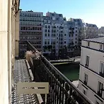 Calme Et Luminosite Sur Le Canal
